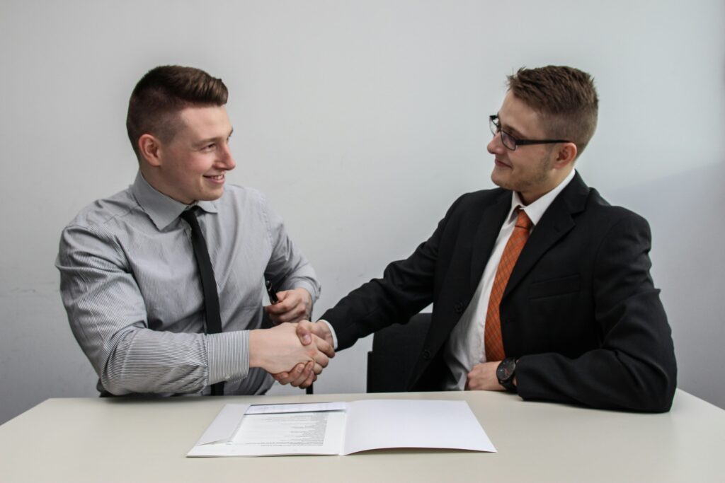 Signing a recruiting contract with a client